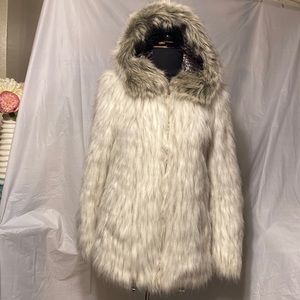 NWOT URBANCODE LONDON WOMEN FAUX FUR COAT SIZE UK 8 US SIZE 4